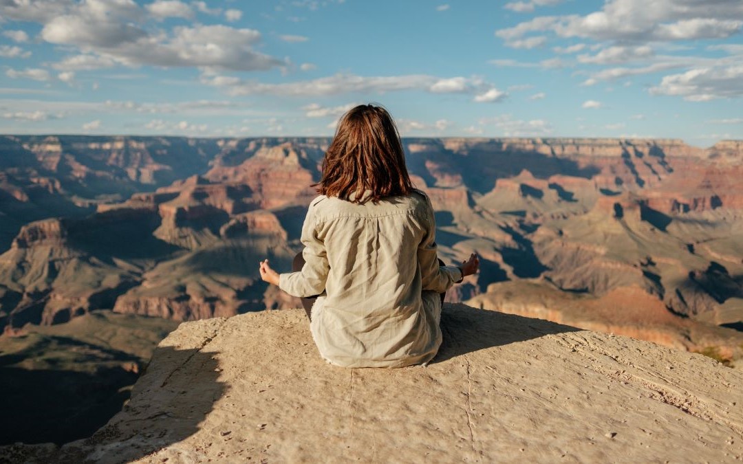 Femme qui réfléchit à l'avis des autres