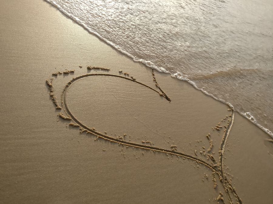 coeur dans le sable, amour et peur